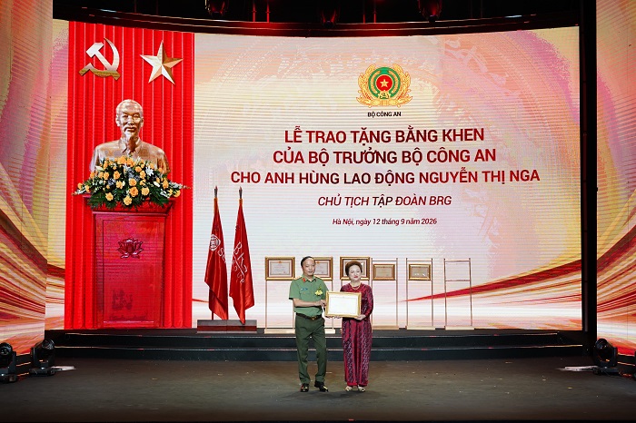 Thứ trưởng Bộ Công an, Thượng tướng Đặng Hồng Đức trao Bằng khen của Bộ trưởng Bộ Công an tặng doanh nhân Nguyễn Thị Nga.
