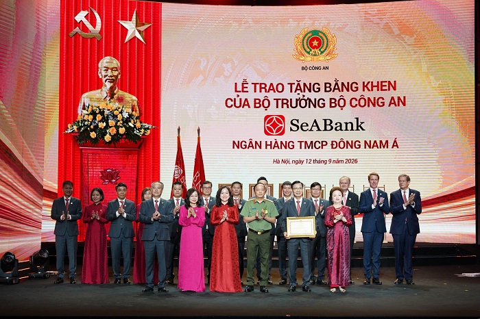 Ban lãnh  SeABank đón nhận Bằng khen của Bộ trưởng Bộ Công an vì đã có thành tích xuất sắc trong phong trào “Toàn dân bảo vệ an ninh Tổ quốc”