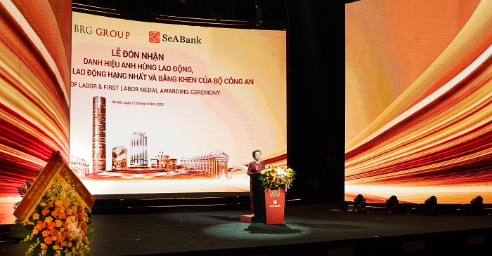 Anh hùng Lao động Nguyễn Thị Nga phát biểu đáp từ tại buổi lễ