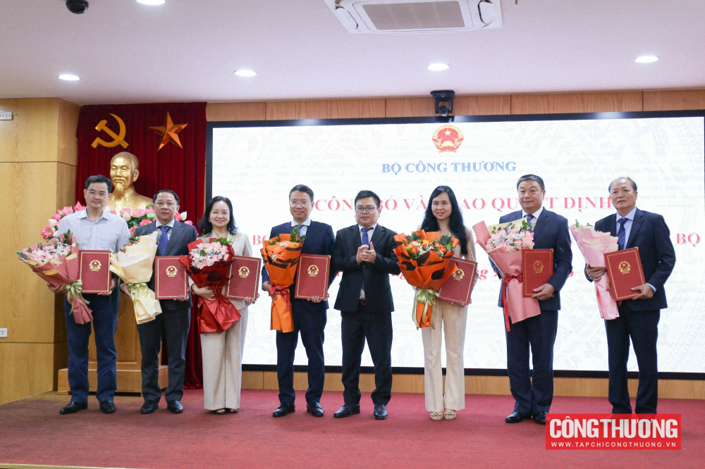 Thứ trưởng Trương Thanh Hoài trao các Quyết định về việc điều động, bổ nhiệm công chức lãnh đạo của Bộ Công Thương