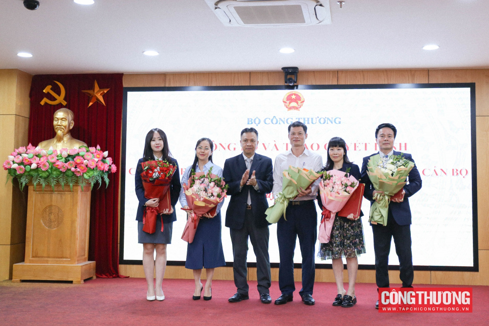 Thứ trưởng Bộ Công Thương Nguyễn Việt Sơn trao quyết định điều động, bổ nhiệm nhiều công chức giữ chức vụ lãnh đạo tại các đơn vị