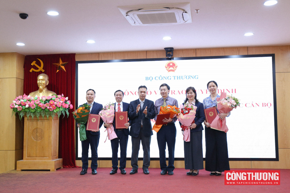 Thứ trưởng Bộ Công Thương Nguyễn Việt Sơn trao quyết định điều động, bổ nhiệm nhiều công chức giữ chức vụ lãnh đạo tại các đơn vị