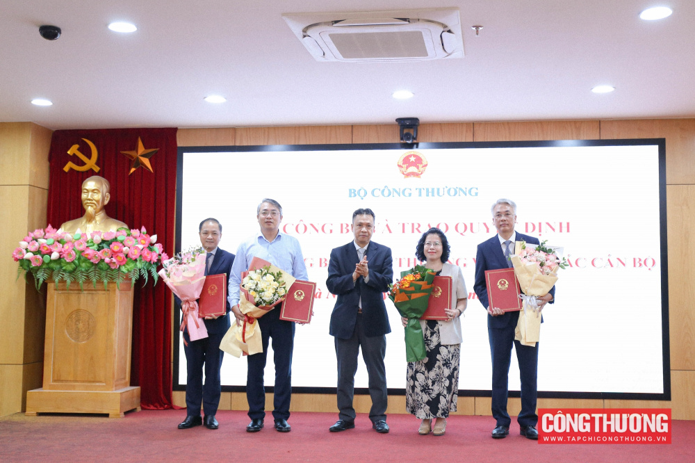 Thứ trưởng Bộ Công Thương Nguyễn Việt Sơn trao quyết định điều động, bổ nhiệm nhiều công chức giữ chức vụ lãnh đạo tại các đơn vị