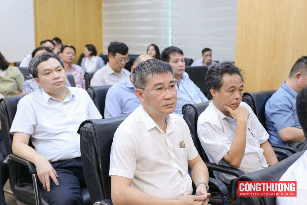 Đại biểu tham dự buổi lễ