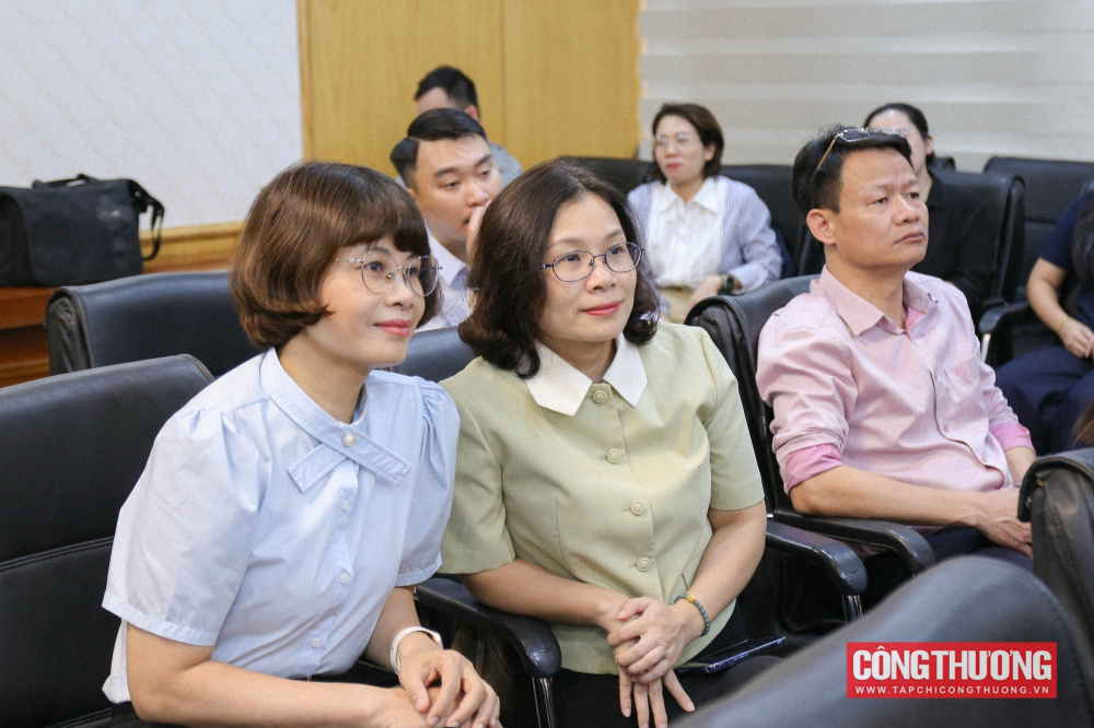 Đại biểu tham dự buổi lễ