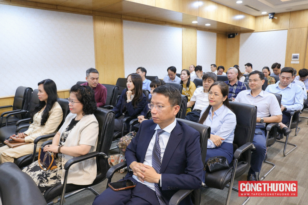 Đại biểu tham dự buổi lễ