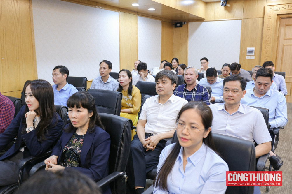 Đại biểu tham dự buổi lễ