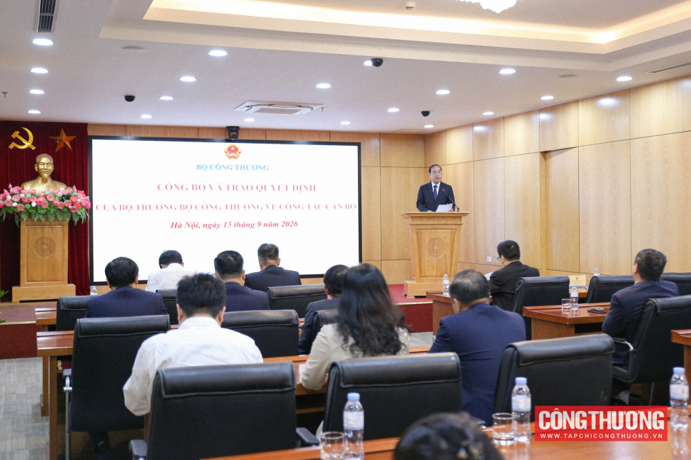 Vụ trưởng Vụ Tổ chức cán bộ Trần Quang Huy công bố các Quyết định về việc điều động, bổ nhiệm công chức lãnh đạo của Bộ Công Thương