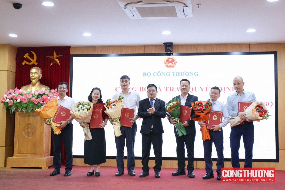 Thứ trưởng Bộ Công Thương Nguyễn Việt Sơn trao quyết định điều động, bổ nhiệm nhiều công chức giữ chức vụ lãnh đạo tại các đơn vị