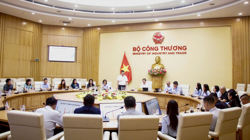 Chủ tịch Ủy ban Cạnh tranh Quốc gia Trịnh Anh Tuấn báo cáo Bộ trưởng Bộ Công Thương