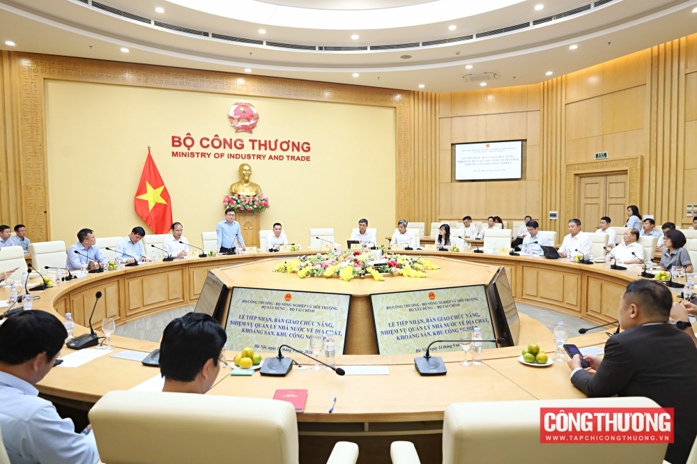 Bộ Công Thương đã tổ chức Hội nghị tiếp nhận, bàn giao chức năng, nhiệm vụ quản lý nhà nước về địa chất, khoáng sản và khu công nghiệp.