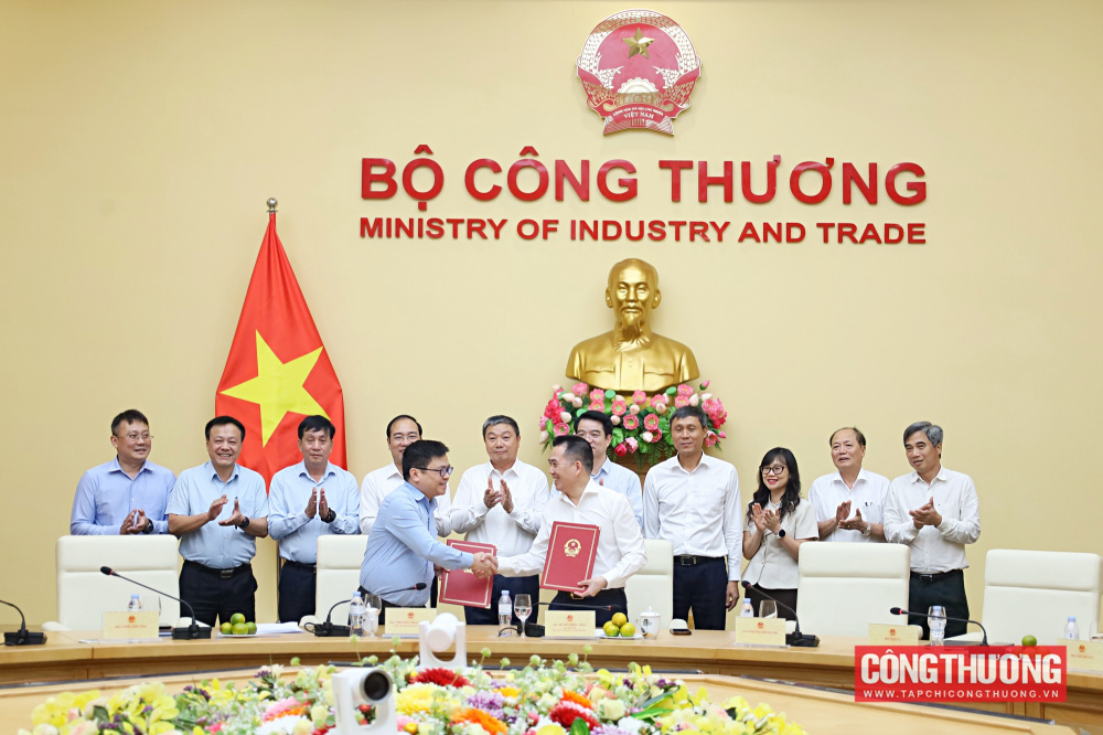 Thứ trưởng Bộ Công Thương Trương Thanh Hoài và Thứ trưởng Bộ Nông nghiệp và Môi trường Đặng Ngọc Điệp thực hiện nghi thức ký biên bản bàn giao