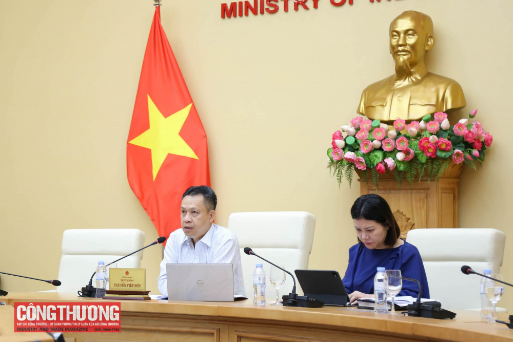 Các đại biểu phát biểu tại cuộc họp
