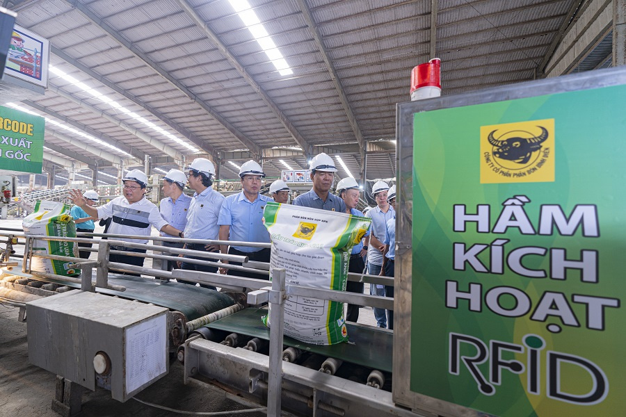 Bình Điền đưa “căn cước số” lên từng bao phân bón Đầu Trâu