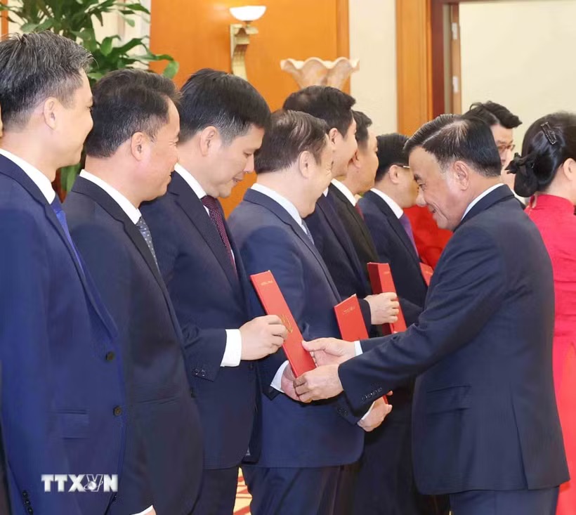 Thường trực Ban Bí thư Trần Cẩm Tú trao Quyết định của Bộ Chính trị, Ban Bí thư về công tác cán bộ - Ảnh: TTXVN