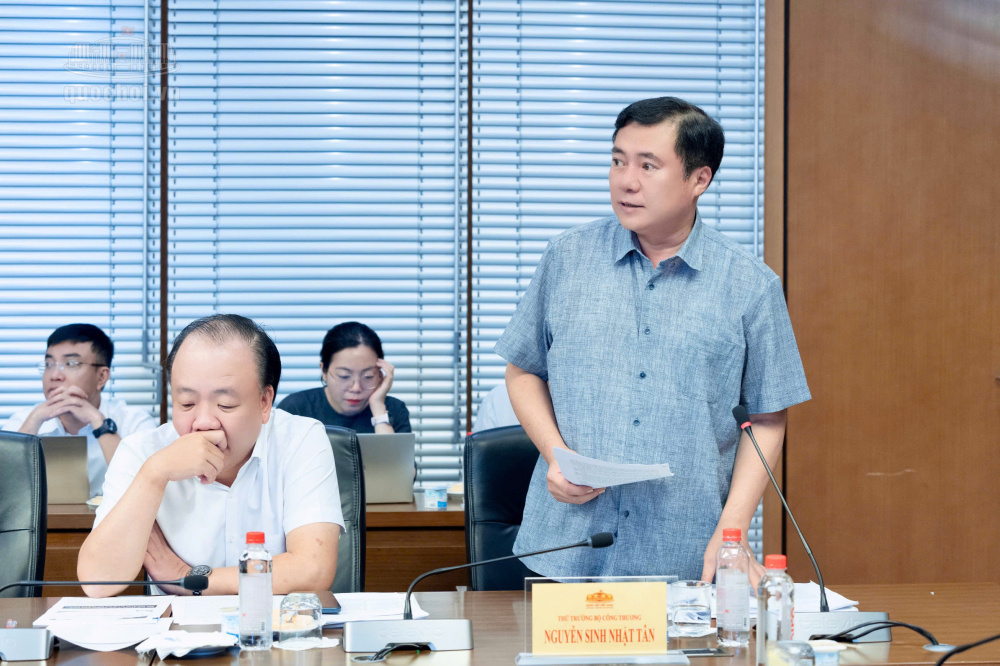 Thứ trưởng Bộ Công Thương Nguyễn Sinh Nhật Tân tiếp thu, giải trình ý kiến đại biểu nêu