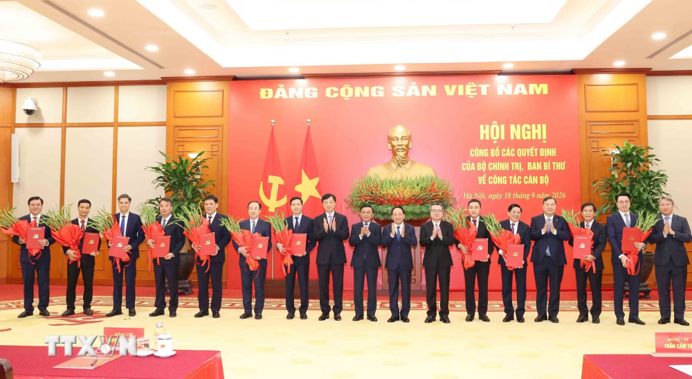 Thường trực Ban Bí thư Trần Cẩm Tú trao Quyết định của Bộ Chính trị, Ban Bí thư cho 12 đồng chí giữ chức Phó Bí thư Thường trực Tỉnh uỷ và các Phó Ban Đảng Trung ương - Ảnh: TTXVN