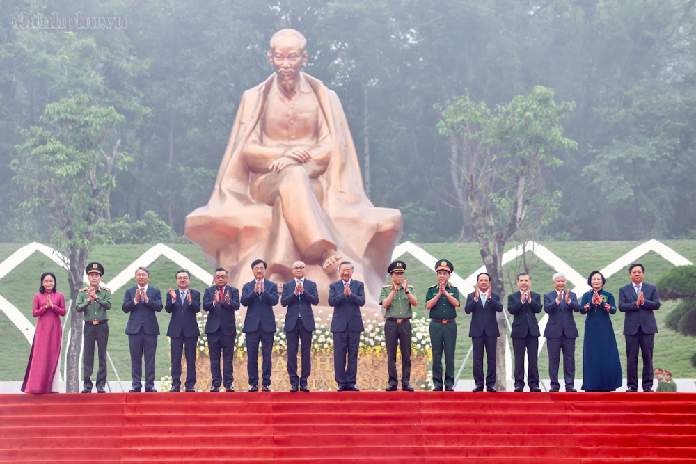Tổng Bí thư, Chủ tịch nước Tô Lâm và các đại biểu tại Tượng đài "Bác Hồ với ngày hội non sông" - Ảnh: chinhphu.vn/Nhật Bắc