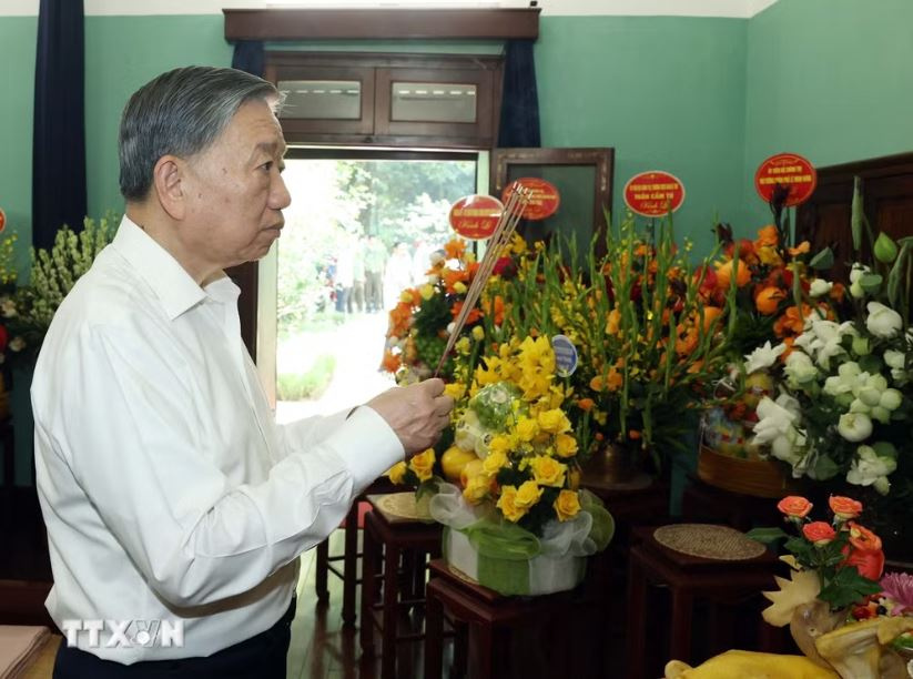 Tổng bí thư dâng hương Chủ tịch Hồ Chí Minh