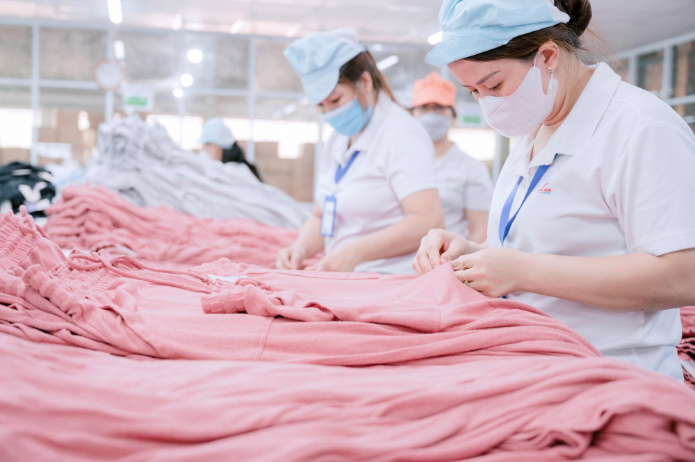 từng bước đầu tư thiết bị phù hợp với từng công đoạn sản xuất, giảm sự phụ thuộc vào lao động thủ công.