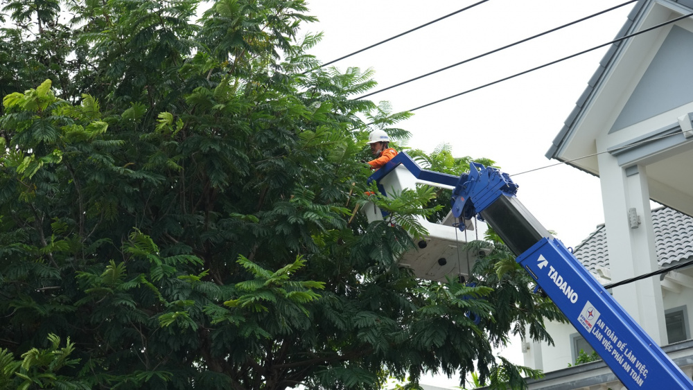 EVNHCMC chủ động bảo đảm an toàn điện mùa mưa bão