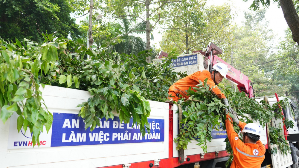 EVNHCMC chủ động bảo đảm an toàn điện mùa mưa bão