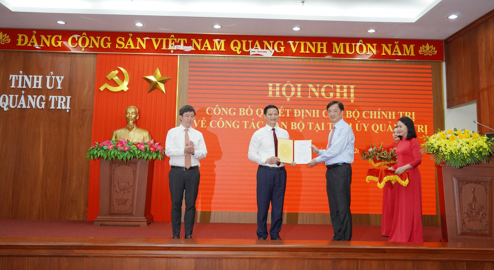 Đồng chí Nguyễn Duy Ngọc, Ủy viên Bộ Chính trị, Bí thư Trung ương Đảng, Trưởng Ban Tổ chức Trung ương trao Quyết định cho đồng chí Vương Quốc Tuấn, Bí thư Tỉnh ủy Quảng Trị