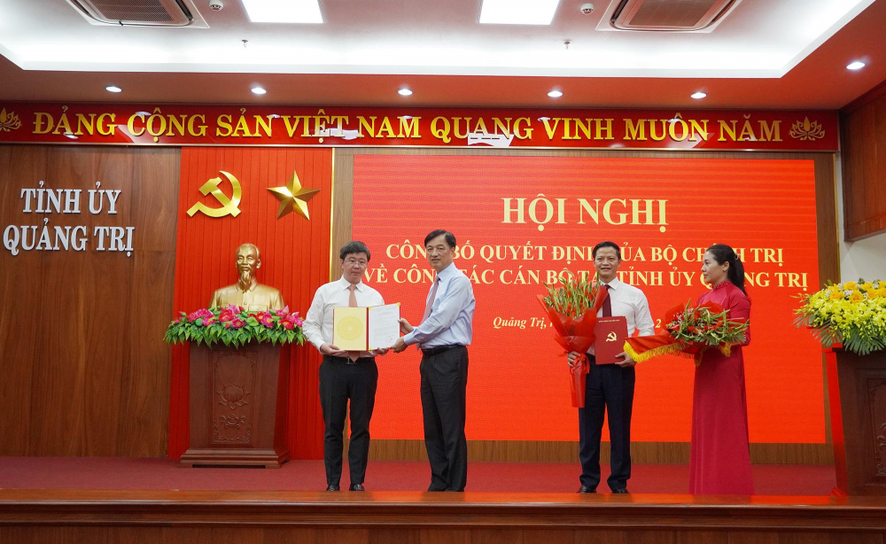 Đồng chí Nguyễn Duy Ngọc, Ủy viên Bộ Chính trị, Bí thư Trung ương Đảng, Trưởng Ban Tổ chức Trung ương trao Quyết định cho đồng chí Bùi Hoàng Phương, Phó Bí Tỉnh ủy Quảng Trị