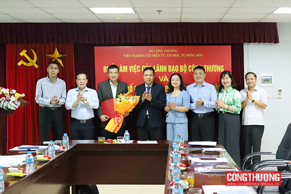 Trao quyết định bổ nhiệm tân Viện trưởng Viện Nghiên cứu Điện tử, Tin học, Tự động hóa