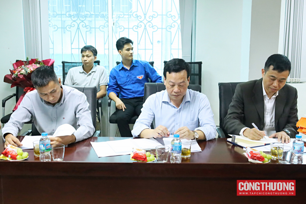 Một số hình ảnh tại buổi làm việc của lãnh đạo Bộ Công Thương và Lễ công bố Quyết định bổ nhiệm Viện trưởng Viện Nghiên cứu Điện tử, Tin học, Tự động hóa