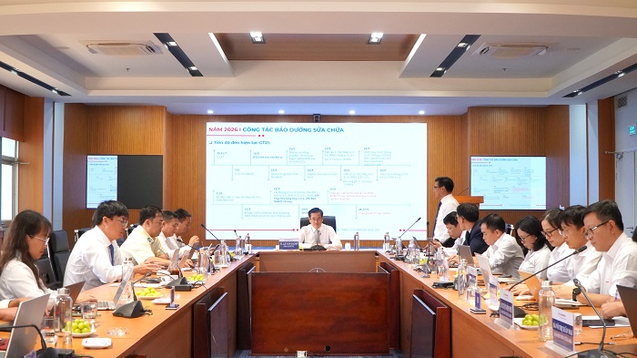 Ông Trần Đình Ân - Phó Tổng Giám đốc Tổng Công ty, Giám đốc Công ty Nhiệt điện Phú Mỹ báo cáo Đoàn công tác tại buổi làm việc