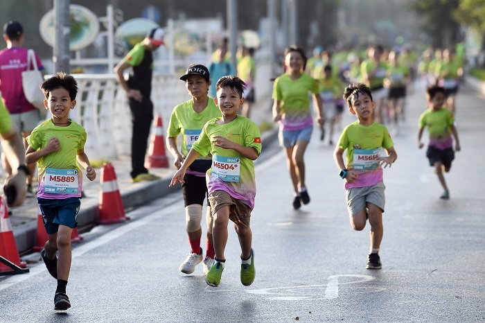 Đường chạy Run For Love đưa các vận động viên qua những không gian mang dấu ấn mùa thu Hà Nội. Ảnh: Vietnam Airlines.