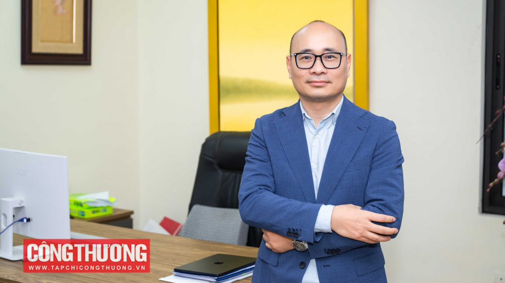 chức Thứ trưởng Bộ Công Thương Thứ trưởng Bộ Công Thương Lương Hoàng Thái, sinh ngày 09/06/1973. Quê quán: Quảng Ngãi. Trình độ chuyên môn: Cử nhân Kinh tế ngoại thương, Thạc sĩ kinh doanh quốc tế; Cao cấp Lý luận chính trị.  Ông Lương Hoàng Thái từng đảm nhiệm nhiều vị trí công tác. Từ tháng 01/1996 đến tháng 02/2003: Chuyên viên, Vụ Chính sách thương mại đa biên, Bộ Thương mại. Từ tháng 02/2003 đến tháng 11/2010: Phó Vụ trưởng, Vụ Chính sách thương mại đa biên, Bộ Thương mại (nay là Bộ Công Thương). Từ tháng 11/2010 đến 02/2025: Vụ trưởng, Vụ Chính sách thương mại đa biên, Bộ Công Thương. Từ tháng 03/2025: Cục trưởng Cục Phòng vệ thương mại, Bộ Công Thương.   