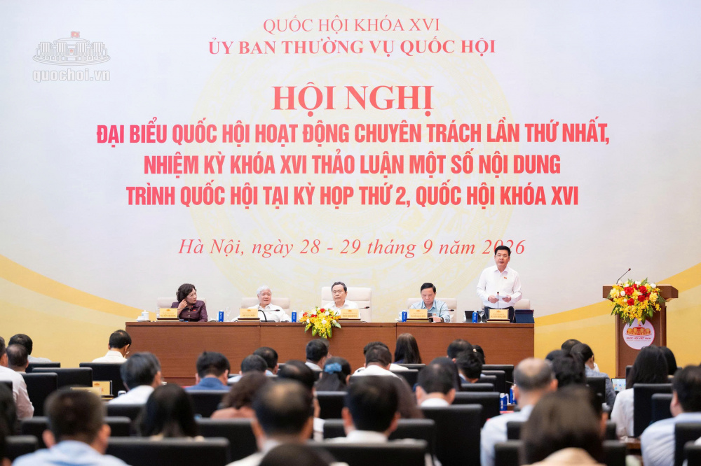 Phó Chủ tịch Quốc hội Nguyễn Hồng Diên điều hành nội dung thảo luận tại Hội nghị