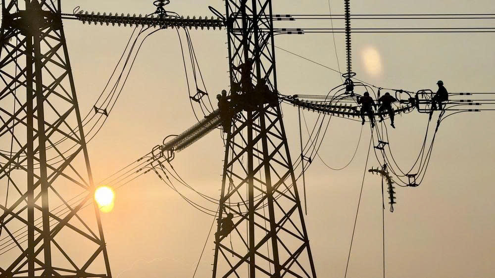 Thay cách điện 84 vị trí trên đường dây truyền tải điện 500kV Nho Quan - Thường Tín