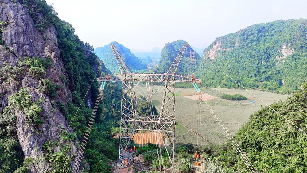 Thay cách điện 84 vị trí trên đường dây truyền tải điện 500kV Nho Quan - Thường Tín