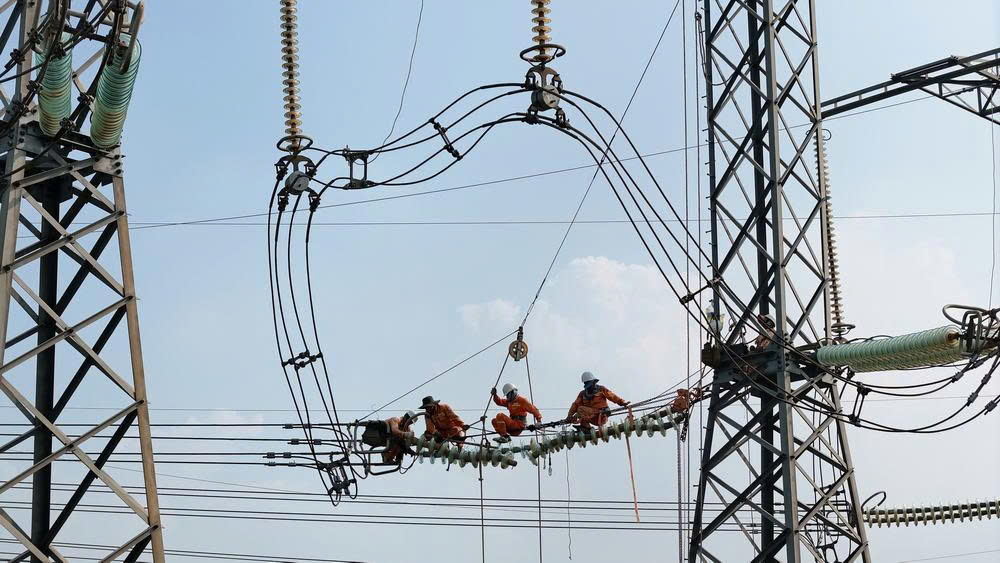 Thay cách điện 84 vị trí trên đường dây truyền tải điện 500kV Nho Quan - Thường Tín