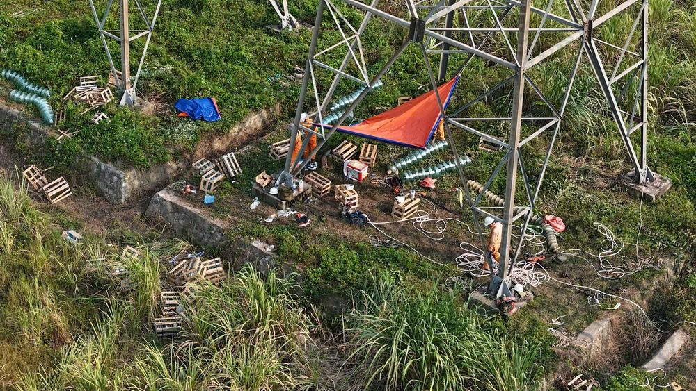 Thay cách điện 84 vị trí trên đường dây truyền tải điện 500kV Nho Quan - Thường Tín