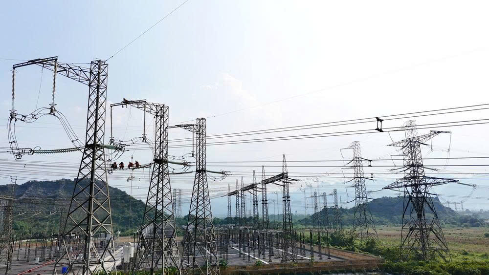 Thay cách điện 84 vị trí trên đường dây truyền tải điện 500kV Nho Quan - Thường Tín