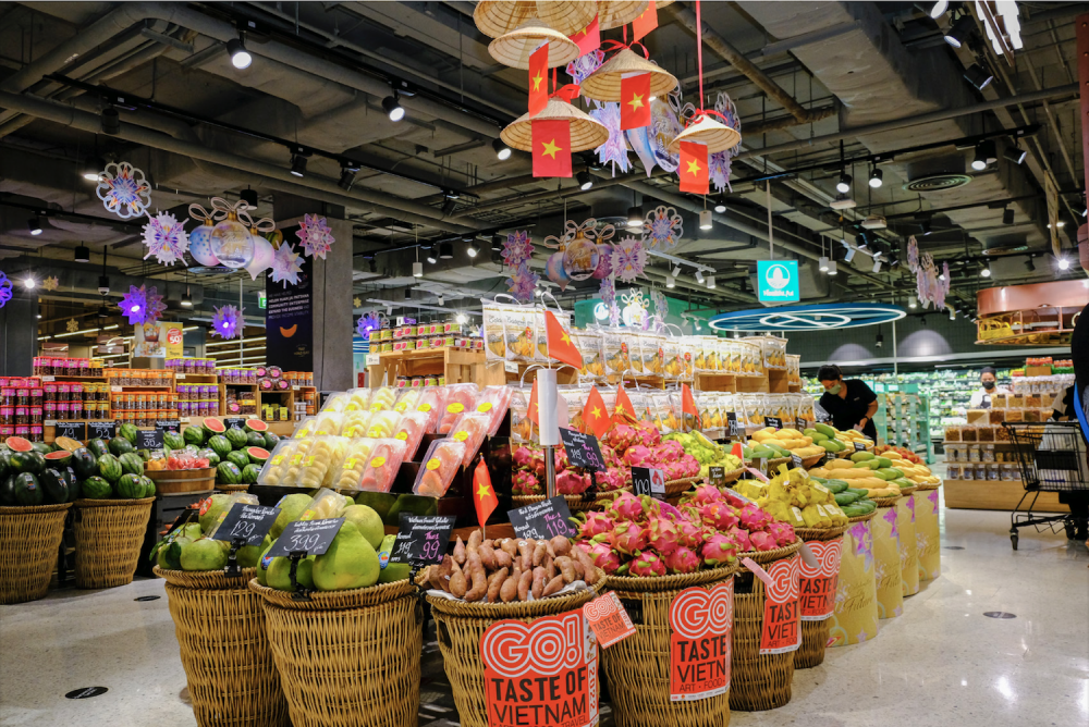 Hàng hóa Việt Nam trên kệ của Siêu thị Tops trong Trung tâm Thương mại CentralwOrld (Bangkok, Thái Lan)