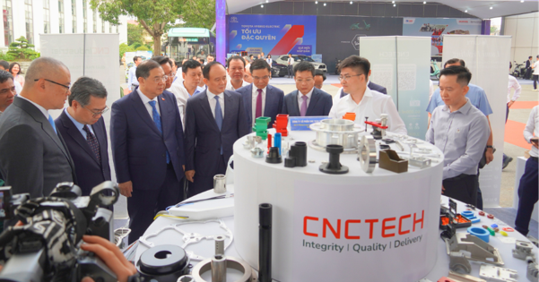 Các đại biểu tham quan gian hàng của CNCTech tại khu trưng bày, triển lãm giới thiệu những sản phẩm công nghiệp hỗ trợ tiêu biểu của tỉnh Phú Thọ 