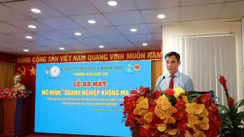 Tham dự có Thượng tá Lê Hoàng Anh, Phó trưởng phòng PA-04 (An ninh kinh tế) Công an Khánh Hòa; Trung tá Lê Xuân Kiên, Phó trưởng Công an phường Tây Nha Trang; bà Trịnh Thị Hồng Vân - Bí thư Đảng ủy, Chủ tịch Hội đồng thành viên Công ty; ông Nguyễn Thanh Hải - Phó Bí thư Đảng ủy, Tổng Giám đốc Công ty và Đội trưởng, Đội phó, cán bộ các phòng PA04, PC04, PV01 Công an Khánh Hòa cùng đông đảo cán bộ, người lao động. Tại buổi lễ, Công ty đã công bố các quyết định thành lập mô hình, quy chế hoạt động và kế hoạch triển khai cụ thể. Đồng thời, Ban Chỉ đạo mô hình gồm 7 thành viên do ông Lê Đức Tiến - Phó Tổng Giám đốc Công ty làm Trưởng ban cùng các Đội xung kích chính thức ra mắt, đảm nhận vai trò nòng cốt trong công tác kiểm tra, đôn đốc, kịp thời phát hiện và ngăn chặn từ sớm các nguy cơ tệ nạn xã hội xâm nhập vào môi trường làm việc.  Phát biểu tại buổi lễ, ông Nguyễn Thanh Hải nhấn mạnh: Là doanh nghiệp có quy mô hoạt động rộng, gồm 16 đơn vị trực thuộc, 3 công ty cổ phần thành viên cùng gần 4.000 CBCNV, việc xây dựng môi trường làm việc an toàn, kỷ cương, không có ma túy có ý nghĩa quan trọng đối với sự phát triển bền vững và uy tín thương hiệu Yến sào Khánh Hòa. Tổng Giám đốc Công ty yêu cầu các đơn vị trực thuộc, công ty thành viên tập trung phòng ngừa từ sớm, từ xa; đẩy mạnh tuyên truyền, giáo dục ý thức chấp hành pháp luật; gắn công tác phòng, chống ma túy với quản trị doanh nghiệp và các phong trào thi đua của tổ chức đoàn thể, đưa tiêu chí “không ma túy” thành một nét đẹp trong văn hóa doanh nghiệp Yến sào Khánh Hòa.   Trong chương trình, cán bộ, người lao động công ty đã được nghe báo cáo viên Phòng Cảnh sát điều tra tội phạm về ma túy (Công an tỉnh) phổ biến kiến thức pháp luật, nhận diện các thủ đoạn tinh vi của tội phạm ma túy. Đại diện Công an tỉnh đánh giá cao sự chủ động của doanh nghiệp và đề nghị các lực lượng tiếp tục phối hợp chặt chẽ, giữ vững an ninh nội bộ và trật tự an toàn sản xuất.   Dịp này, đại diện Ban Điều hành cùng các đoàn thể: Công đoàn, Đoàn Thanh niên, Hội Cựu chiến binh, Hội Phụ nữ và các phòng, ban chuyên môn đã ký cam kết thực hiện nghiêm túc mô hình “Doanh nghiệp không ma túy”. 