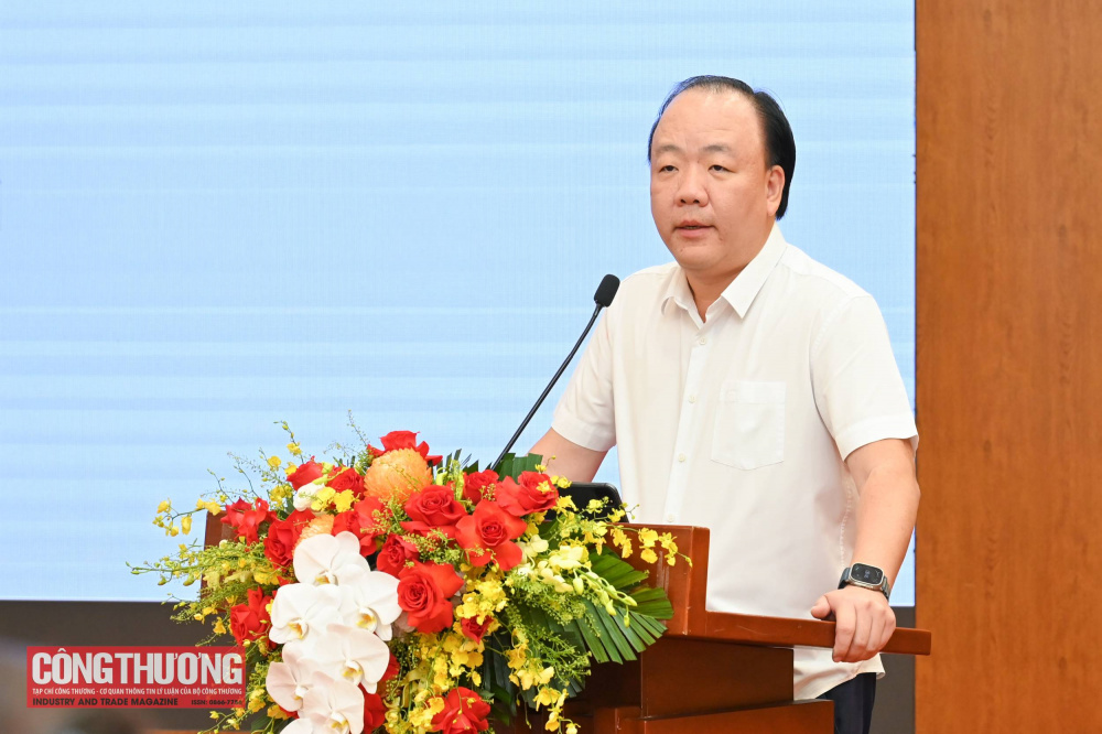 Ông Trần Hữu Linh - Cục trưởng Cục Quản lý và Phát triển thị trường trong nước, Bộ Công Thương trình bày một số điểm mới tại Dự thảo Nghị định thay thế các Nghị định của Chính phủ về kinh doanh xăng dầu