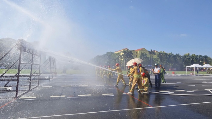 Các thành viên Đội tuyển thực hiện nội dung triển khai đội hình 2 lăng B phun tiêu điểm.