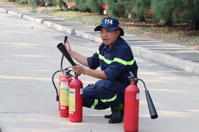 Giảng viên hướng dẫn CBCNV các kiến thức về sử dụng phương tiện chữa cháy.