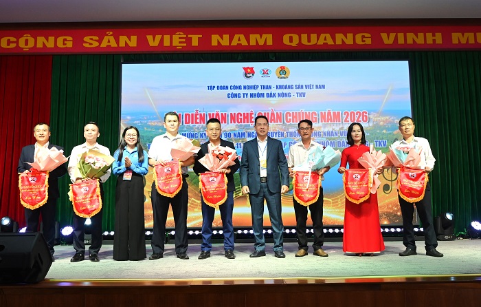  Ban tổ chức tặng hoa và động viên Ban giám khảo trước Hội diễn