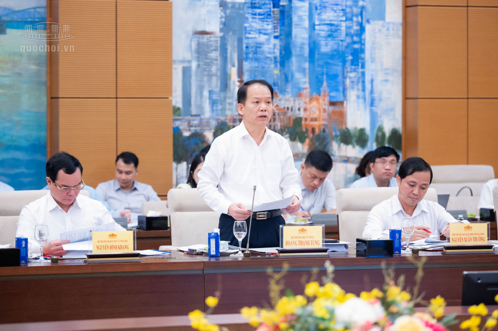Bộ trưởng Bộ Tư pháp Hoàng Thanh Tùng báo cáo tại phiên họp 