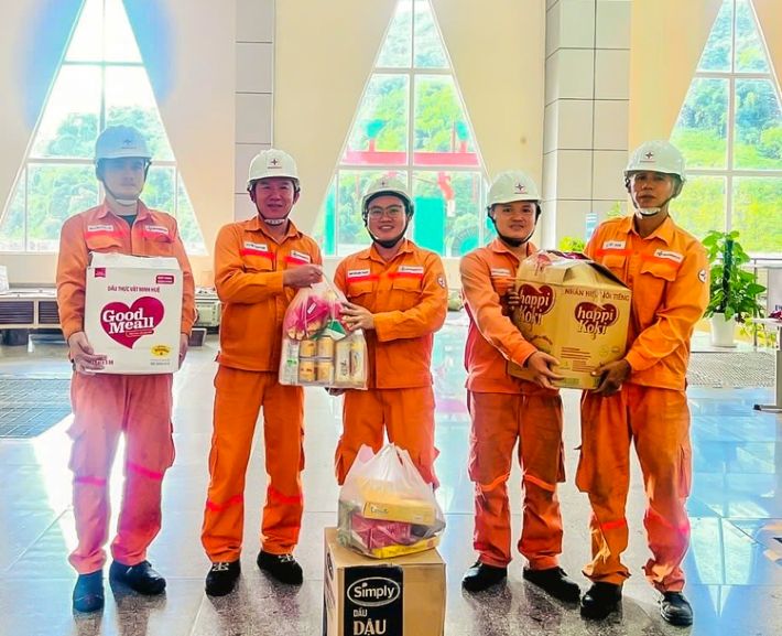 Ông Nguyễn Quang Đàm – Phó Giám đốc (thứ 2 từ trái sang) cùng BCH Công đoàn thăm hỏi, động viên Cán bộ công nhân viên, người lao động tham gia sửa chữa lớn tổ máy H2
