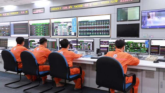 Vận hành viên làm việc tại Nhà máy Nhiệt điện Vĩnh Tân 2 triệu kWh