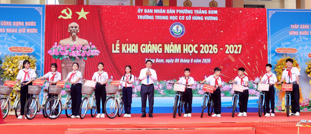 Phó Thủ tướng Nguyễn Văn Thắng trao tặng lẵng hoa chúc mừng, sách giáo khoa và tài liệu tham khảo cho Trường THCS Hùng Vương - Ảnh: chinhphu.vn/Đức Tuân